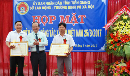 Ông Trần Thanh Đức, Phó Chủ tịch UBND tỉnh trao tặng Bằng khen của UBND tỉnh cho các cá nhân.