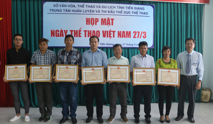Ông Lê Văn Dũng, Phó Giám đôc Sở VH-TT&DL (bìa phải), trao bằng khen của Chủ tịch UBND tỉnh cho các cá nhân, tập thể có thành tích xuất sắc tại các giải đấu.