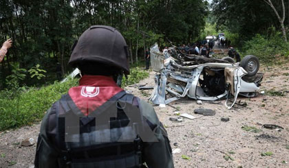 Cảnh sát và binh sỹ Thái Lan điều tra tại hiện trường một vụ tấn công ở miền Nam. Nguồn: AFP/TTXVN