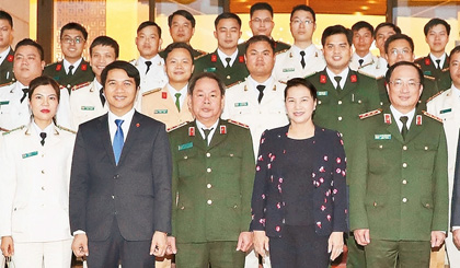 NA Chairwoman Nguyen Thi Kim Ngan meets outstanding young police officers. (Photo: VNA)