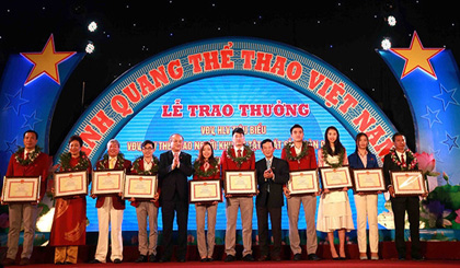 Outstanding athletes and coaches of 2016 honoured at the event (Photo: toquoc.vn)