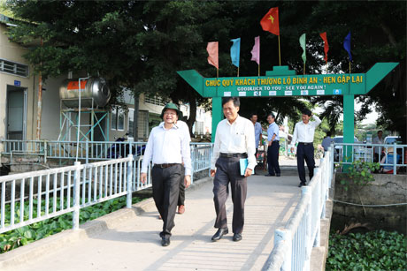 Ông Trần Thanh Đức, Phó Chủ tịch UBND tỉnh bắt đầu chuyến khảo sát từ bến tàu du lịch huyện Cái Bè.