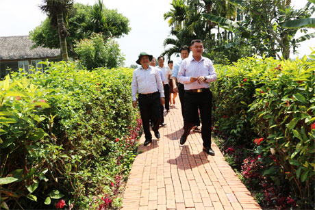 Ông Trần Thanh Đức, Phó Chủ tịch UBND tỉnh khảo sát khu du lịch nghĩ dưỡng Mekong Riverside (xã Hòa Khánh, huyện Cái Bè). Đây là khu du lịch nghỉ dưỡng lớn nhất của huyện Cái Bè với diện tích 7 ha.
