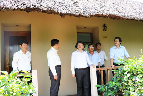 Ông Trần Thanh Đức, Phó Chủ tịch UBND tỉnh tham quan thực tế tại các phòng nghỉ của khu du lịch nghĩ dưỡng Mekong Riverside (xã Hòa Khánh, huyện Cái Bè).