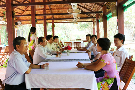 Ông Trần Thanh Đức, Phó Chủ tịch UBND tỉnh khảo sát và làm việc với khu du lịch nghĩ dưỡng Mekong Ecolodge (xã Tân Phong, huyện Cai Lậy).
