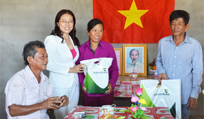 Vietcombank Tiền Giang trao nhà đại Đại đoàn kết cho hộ nghèo tại huyện Tân Phú Đông. Ảnh: Vân Anh
