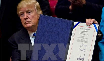 Tổng thống Mỹ Donald Trum ký sắc lệnh bãi bỏ các quy định về biến đổi khí hậu của chính quyền người tiền nhiệm Barack Obama. Nguồn: EPA/TTXVN