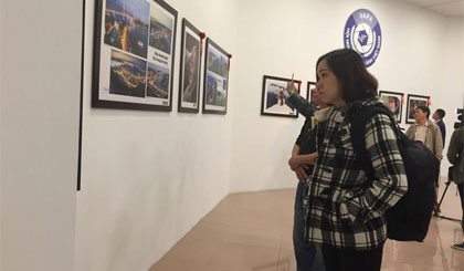Công chúng tham quan triển lãm tổng kết “Nhiếp ảnh Nghệ thuật Việt Nam 30 năm đồng hành cùng đất nước đổi mới”. Ảnh: VH