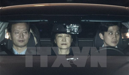 Cựu Tổng thống Hàn Quốc Park Geun-hye (giữa) được áp giải tới nơi tạm giam sau khi rời khỏi Văn phòng Công tố quận Seoul ngày 31/3. Nguồn: Yonhap/TTXVN
