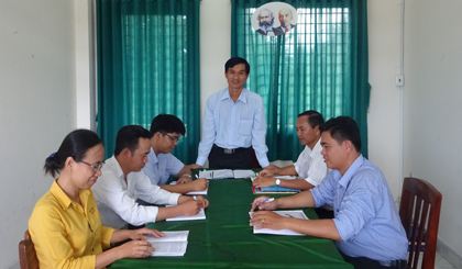 Một buổi họp của Chi bộ Ban Tuyên giáo Huyện ủy Cai Lậy.