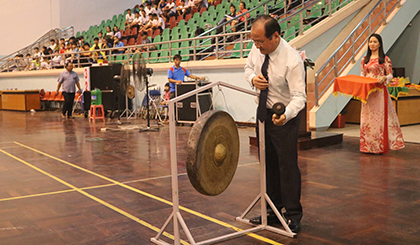 Ông Trần Thanh Đức, Phó Chủ tịch UBND tỉnh, đánh cồng khai mạc giải đấu.