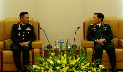 Đại tướng Ngô Xuân Lịch gặp gỡ Đại tướng Surapong Suwana-Adth tại trụ sở Bộ Quốc phòng.