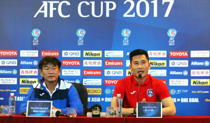 Quang Ninh Coal’s coach Phan Thanh Hung (left) and goalkeeper Huynh Tuan Linh seen at the press conference ahead of the match with Home United of Singapore in the third match of Group H of the AFC Cup 2017. (Photo: thethaovietnam.vn)