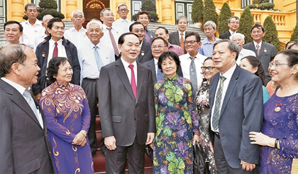 President Tran Dai Quang talks with ex-officials of the T4 Security Intelligence. (Credit: VNA)