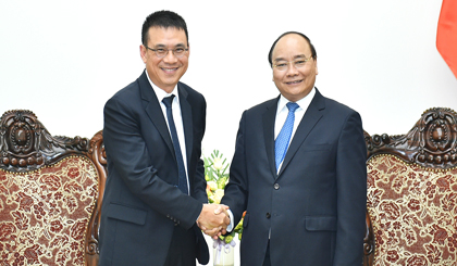 Prime Minister Nguyen Xuan Phuc and SCG President and CEO Roongrote Rangsiyopash