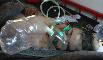 Trẻ em Syria được điều trị y tế do hít phải khí độc sau đợt không kích ở thị trấn Khan Sheikhun, tỉnh Idlib ngày 4-4. Nguồn: AFP/TTXVN