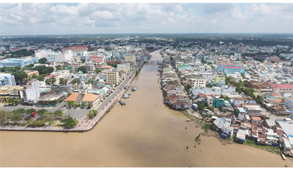 Sông Bảo Định được xem là “vốn quý” của TP. Mỹ Tho. Ảnh: Trần Liêm