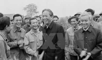 Tổng Bí thư Lê Duẩn nói chuyện với cán bộ, công nhân Nông trường Tây Hiếu, tỉnh Nghệ Tĩnh, ngày 22/4/1979. Ảnh: Văn Bảo/TTXVN