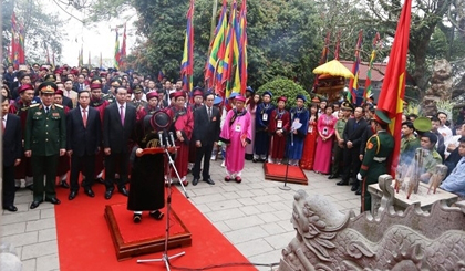 President Tran Dai Quang joins local leaders and people to offer incense to Hung Kings at Hung Kings Temple complex in Phu Tho Province, on April 6. (Credit: NDO)