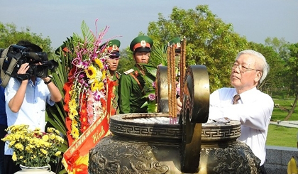 Party General Secretary Nguyen Phu Trong offers incense at Quang Tri Ancient Citadel on April 6. (Credit: NDO)