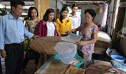 Đại biểu khảo sát thực tế làng nghề làm bánh tráng