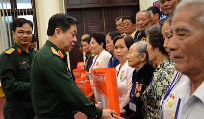  Trung tướng Nguyễn Trọng Nghĩa trao quà tặng các đại biểu.