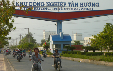 Khu công nghiệp Tân Hương (huyện Châu Thành, tỉnh Tiền Giang) cũng nằm trong chương trình hợp tác giữa TP. Hồ Chí Minh và Tiền Giang, hiện đã lấp đầy.