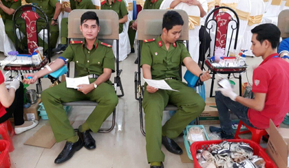 Police donate blood at a blood donation event (Photo: Thanh Son)
