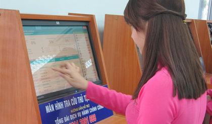 A woman uses free public internet at Da Nang’s Administrative Centre. (Photo: VNS)
