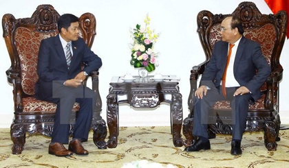 Prime Minister Nguyen Xuan Phuc (R) and Qatari Ambassador to Vietnam Mohamed Ismail Al Emadi (Photo: VGP)
