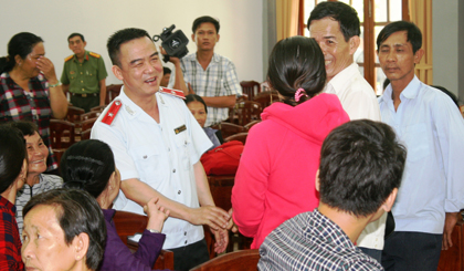 Ô. Nguyễn Hồng Điệp,Trưởng ban tie61o công dân Trung ương, Thanh tra Chính phủ trao đổi với người dân Long Giang.