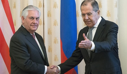 Ngoại trưởng Mỹ Tillerson (trái) gặp người đồng cấp nước chủ nhà Lavrov tại Moscow ngày 12-4. Ảnh: AP