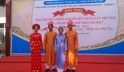 Em Võ Ngọc Phương Nghi, học sinh trường tiểu học Thiên Hộ Dương giành giải quán quân phần thi sĩ tử tranh tài khối tiểu học.
