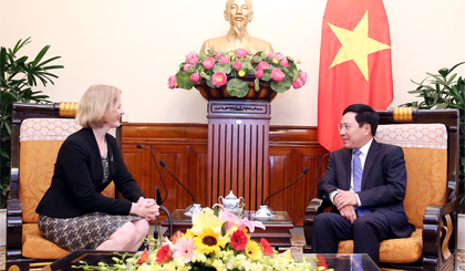 Phó Thủ tướng, Bộ trưởng Bộ Ngoại giao Phạm Bình Minh tiếp Đại sứ New Zealand tại Việt Nam Wendy Matthews. Ảnh: VGP/Hải Minh