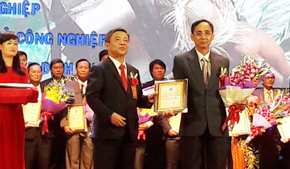 Ông Nguyễn Ngọc Thành, Giám đốc HTX (bìa phải)  nhận Bằng công nhận Tập thể điển hình tiên tiến toàn quốc năm 2016 của Liên minh HTX Việt Nam.