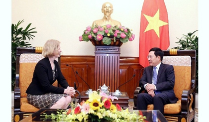 Deputy PM Pham Binh Minh receives New Zealand Ambassador to Vietnam Wendy Matthews in Hanoi on April 13. (Credit: VGP)