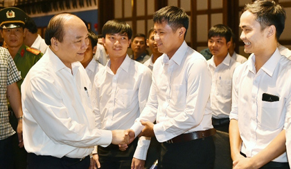 PM Nguyen Xuan Phuc meets with Sun Group staff in Phu Quoc Island, the Mekong Delta province of Kien Giang, on April 13. (Credit: VGP)