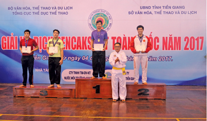 VĐV Đội Pencak Silat Tiền Giang Mạch Quốc Hưng đoạt HCV ở nội dung đối kháng hạng cân 95 kg nam.