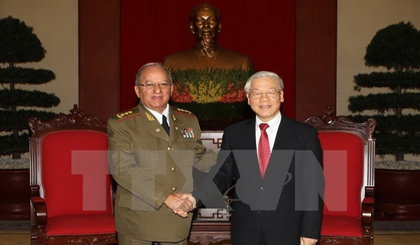 Party General Secretary Nguyen Phu Trong (R) received MINFAR Minister during his official visit to Vietnam in 2014 (Photo: VNA)