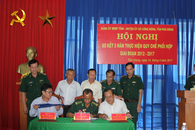 Đại diện lãnh đạo Đảng ủy BĐBP tỉnh và Huyện ủy huyện Gò Công Đông và Tân Phú Đông ký kết Quy chế phối hợp