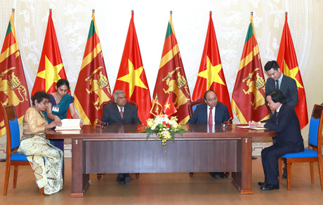 Hai Thủ tướng chứng kiến lễ ký thỏa thuận hợp tác về Giáo dục giai đoạn 2017-2021. Ảnh: VGP/Quang Hiếu