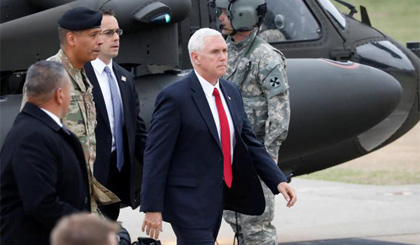 Phó Tổng thống Mỹ Pence đến khu biên giới phi quân sự giữa hai miền Triều Tiên. Ảnh Reuters 