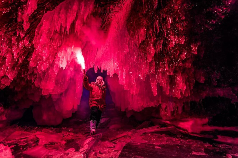 Nhà thám hiểm dùng ngọn đuốc để thắp sáng một hang động gần hồ Baikal ở Nga. (Nguồn: NatGeo)