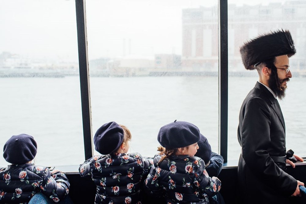 Người cha và các con gái của mình trên chuyến phà tới Brooklyn, New York. (Nguồn: NatGeo)