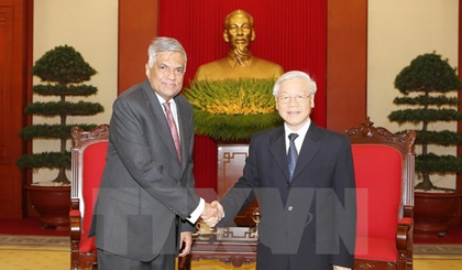 Party General Secretary Nguyen Phu Trong (R) and Sri Lankan Prime Minister Ranil Wickremesinghe (Source: VNA)