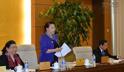 NA Chairwoman Nguyen Thi Kim Ngan speaks at the meeting.