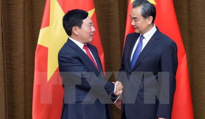Thủ tướng , Bộ trưởng Ngoại giao Phạm Bình Minh (trái) và Bộ truởng Ngoại giao Trung Quốc Vương Nghị (phải) tại cuộc gặp ở Bắc Kinh, Trung Quốc ngày 18-4. Nguồn: THX/TTXVN