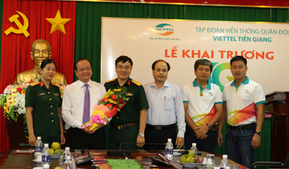 Deputy Chairman of the provincial Tien Giang People’s Committee Tran Thanh Duc (second from left) congratulates the Directorate of Viettel Tien Giang on the launching ceremony.