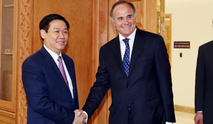 Deputy PM Vuong Dinh Hue (left) and Head of BNP Paribas for the Asia-Pacific region Christian De Charnace (Credit: VGP)