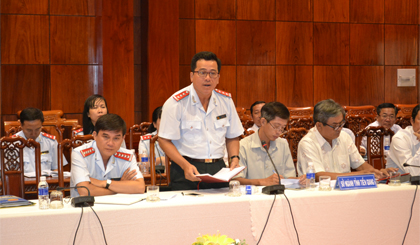  Deputy Secretary of Tien Giang provincial Party Committee and Chairman of the Provincial People’s Committee Le Van Huong speaking at the working session.